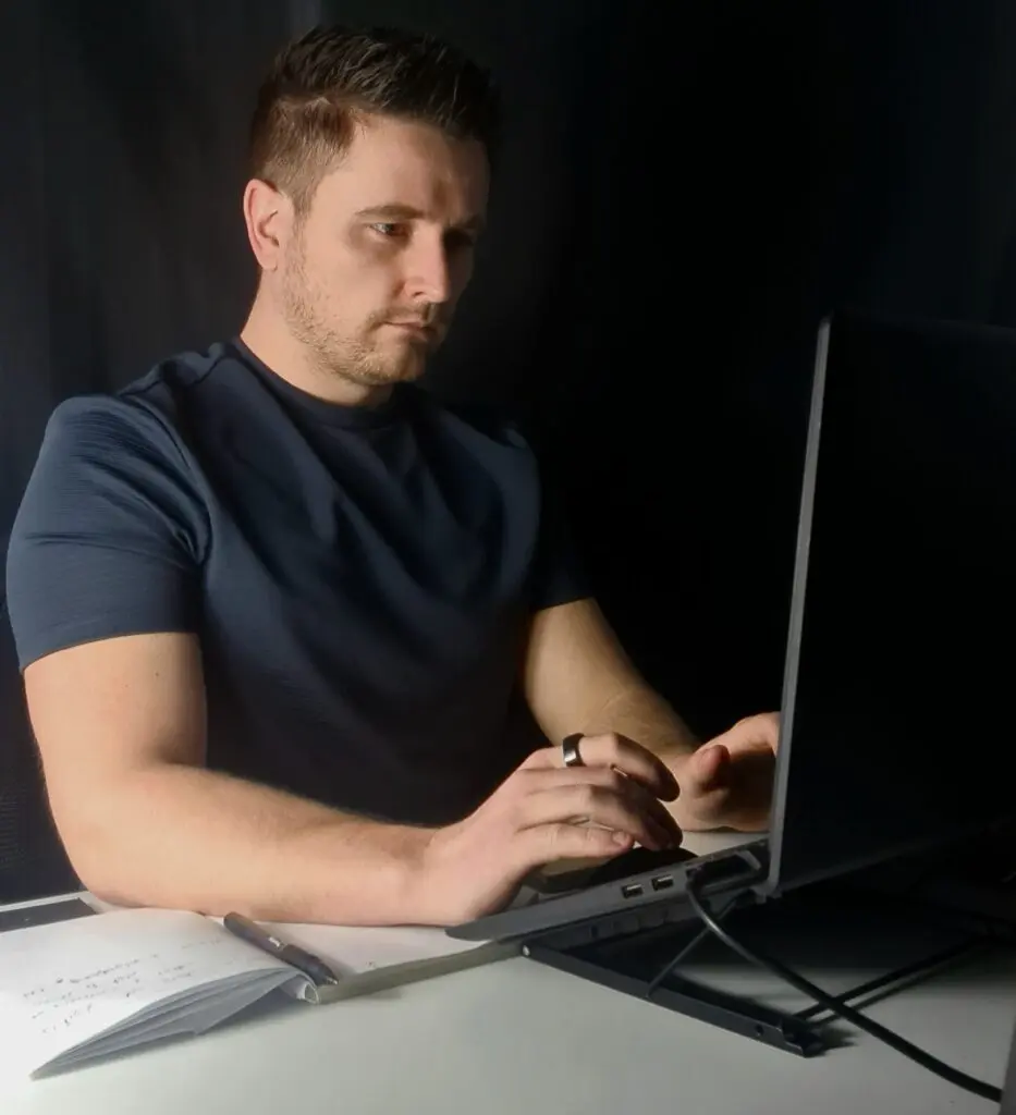 Martin Ďurica pri práci na webe